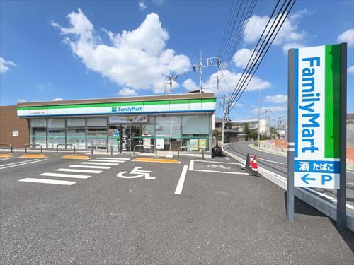 ファミリーマートまで290m