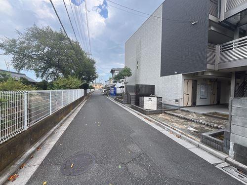 前面道路　西側より