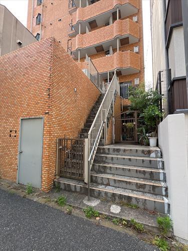 サブエントランス‐2026年7月撮影
