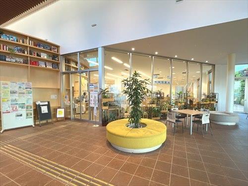 桶川市立坂田図書館‐810m