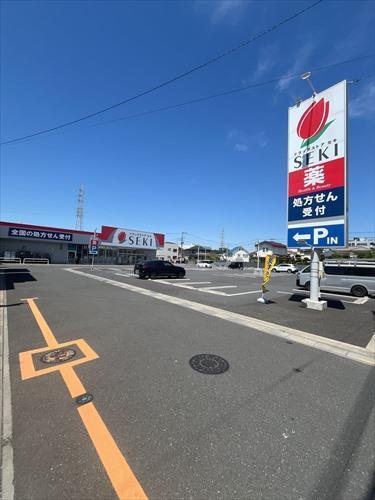ドラッグストアセキ蕨西店まで710m