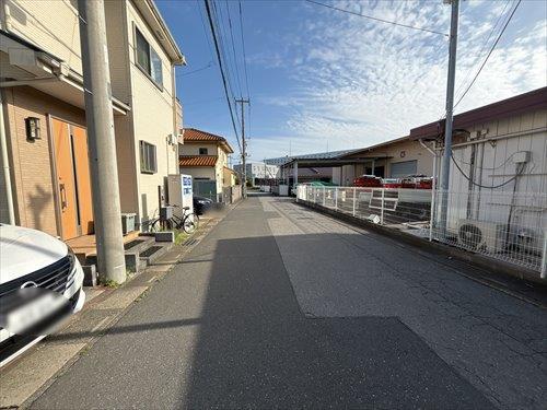 西側前面道路（2026年5月撮影）
