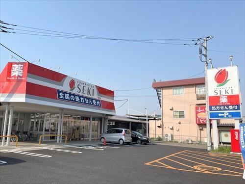 ドラッグストアセキ柏座店まで890m