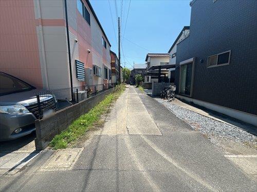 西側前面道路