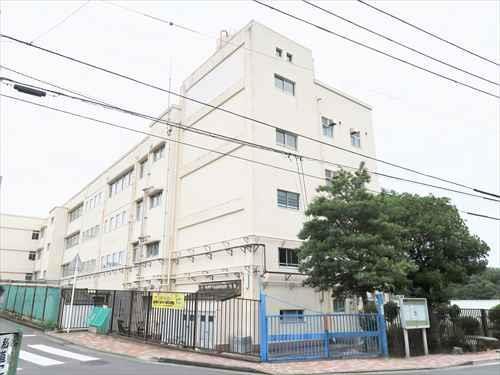 横浜市立上大岡小学校まで930m