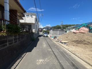 西側前面道路