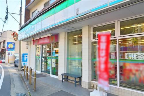 ファミリーマート油屋秋谷店まで950m