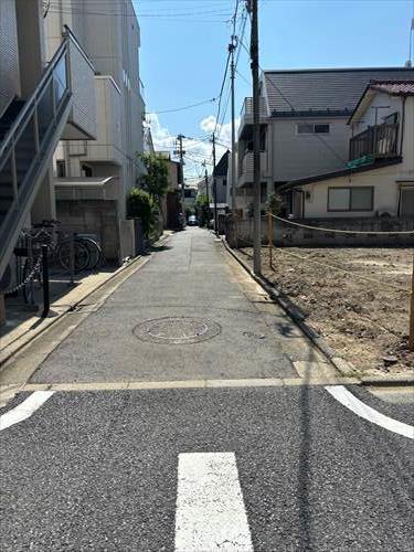 南東側前面私道　右側更地が本物件