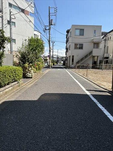 北東側前面道路　右側更地が本物件