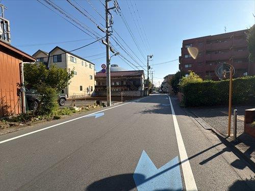 西側道路（2025年11月撮影）