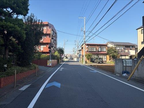 西側道路（2025年11月撮影）