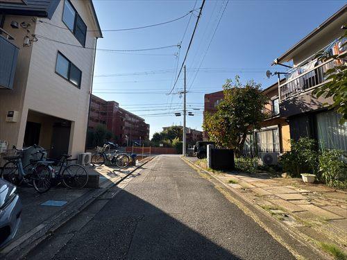 北側道路（2025年11月撮影）