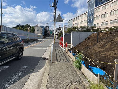 南側前面道路（物件・右）