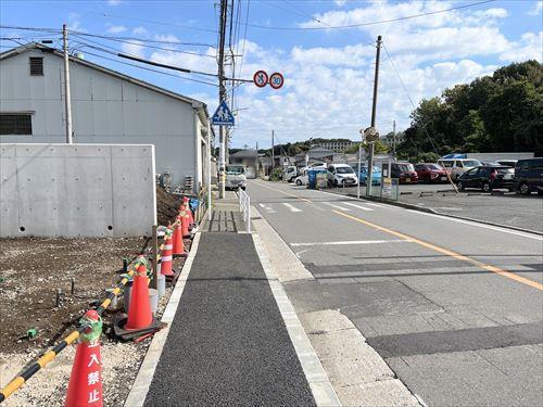 南側前面道路（物件・左）