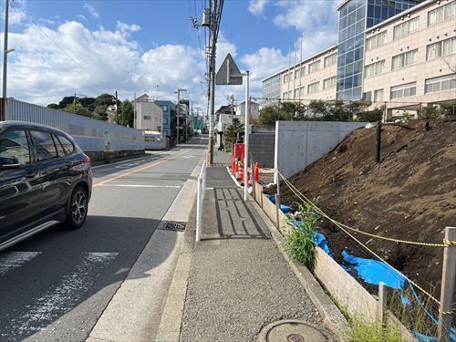 南側前面道路（物件・右）