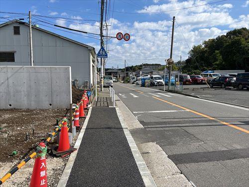南側前面道路（物件・左）
