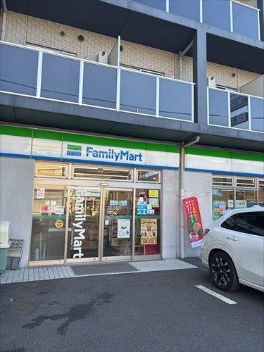ファミリーマートまで210m