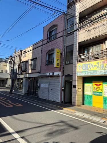 外観（千里という建物部分が本物件です