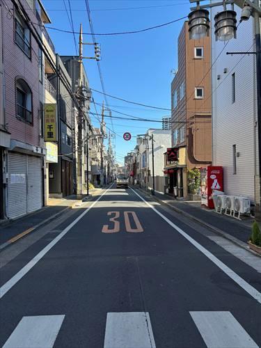 前面道路（左側の千里という建物が本物件）