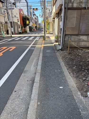 歩道部分 右側更地部分が本物件 歩道部分 右側更地部分が本物件