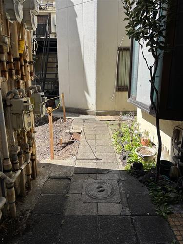 敷地奥の通路部分 左側の更地が本物件 敷地奥の通路部分 左側の更地が本物件