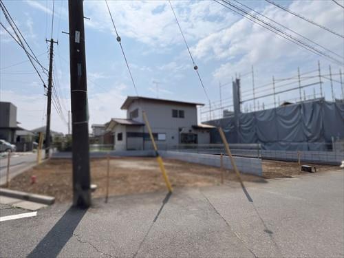 2026年3月撮影 右側奥の更地がB区画 2026年3月撮影 右側奥の更地がB区画