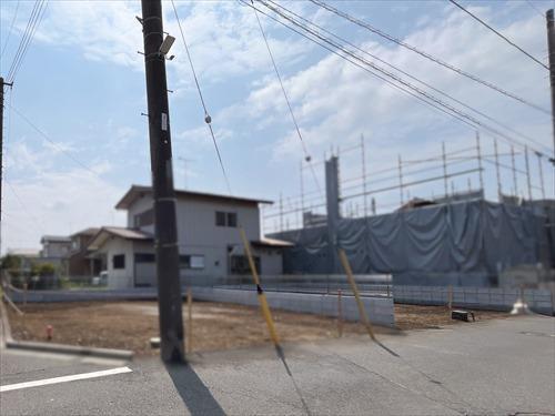 2026年3月撮影 右側奥の更地がB区画 2026年3月撮影 右側奥の更地がB区画