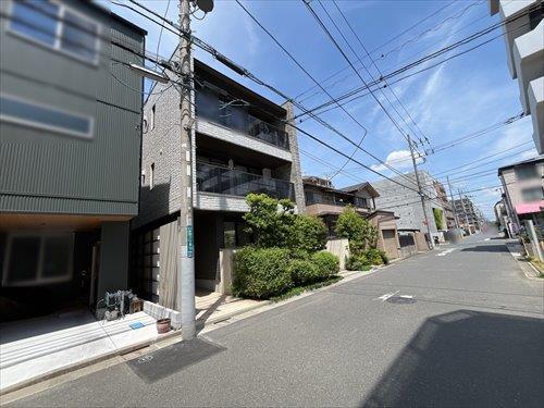 前面道路を含む外観
