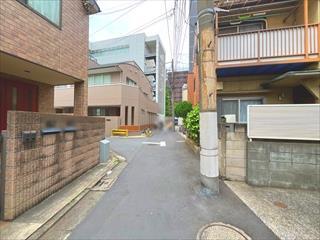 西側前面道路