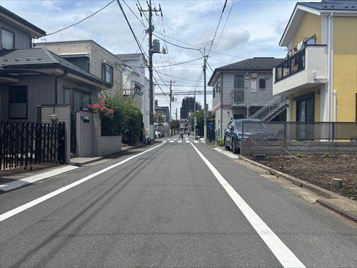 南側前面道路（右側更地部分が本物件）