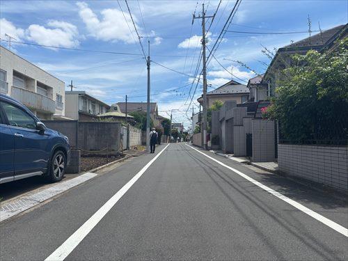 南側前面道路（左側更地部分が本物件）
