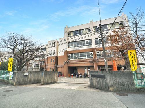 箕面市立萱野東小学校 810m