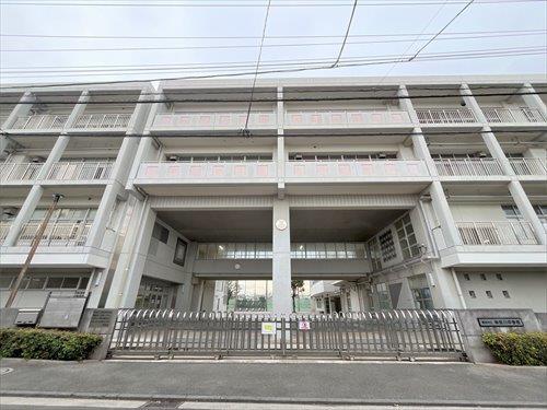 横浜市立神奈川中学校まで700ｍ