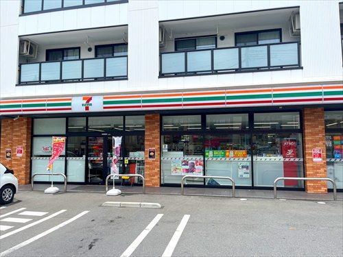 セブンイレブン横浜しらとり台店 520m