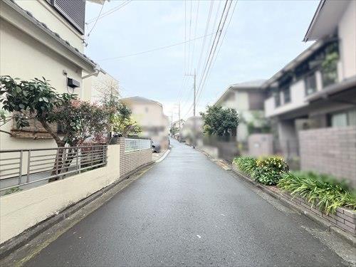 前面道路（北西側）