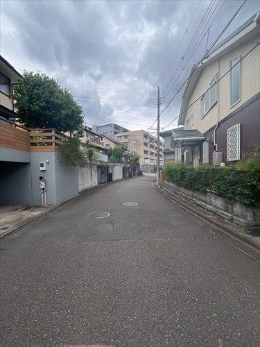 現地含む前面道路（東側）