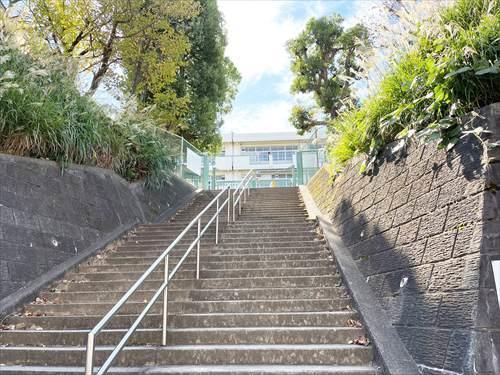 横浜市立東市ケ尾小学校まで680m