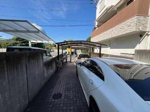 対象不動産通路から道路に向けて撮影