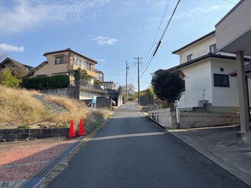 前面道路(北西側から撮影)-2