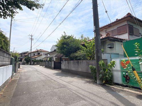 北東側前面道路(2025年8月撮影)2