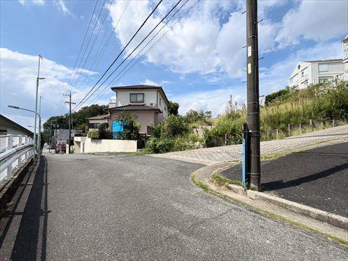 南東側前面道路-1