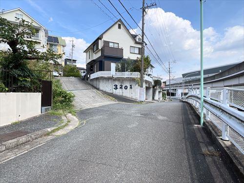 南東側前面道路-2