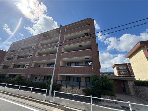 前面道路から見た外観