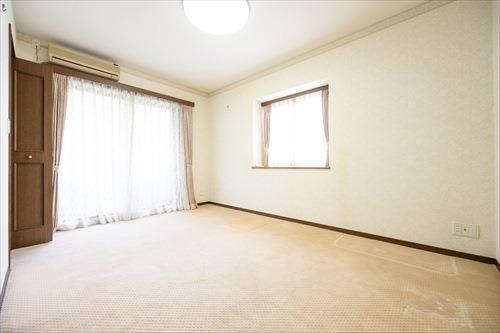 北東側洋室（約8.5帖）