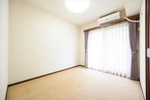 北西側洋室（約5.9帖）