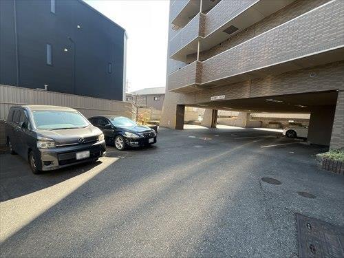 平面駐車場屋根無し