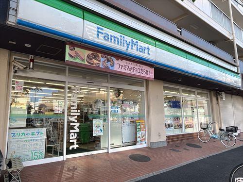 ファミリーマート川名駅前店まで90m