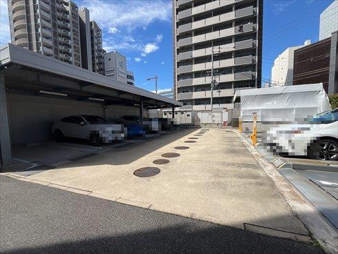 駐車場側エントランス