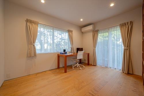 北東側洋室