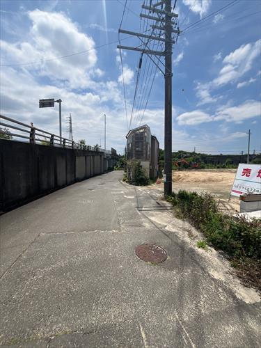 現地写真6.（東側前面道路）